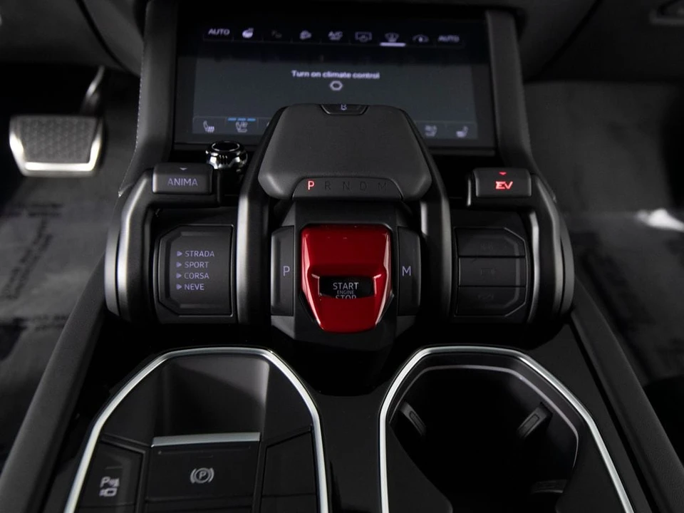 2026 Lamborghini Urus SE - Image 29 of 31