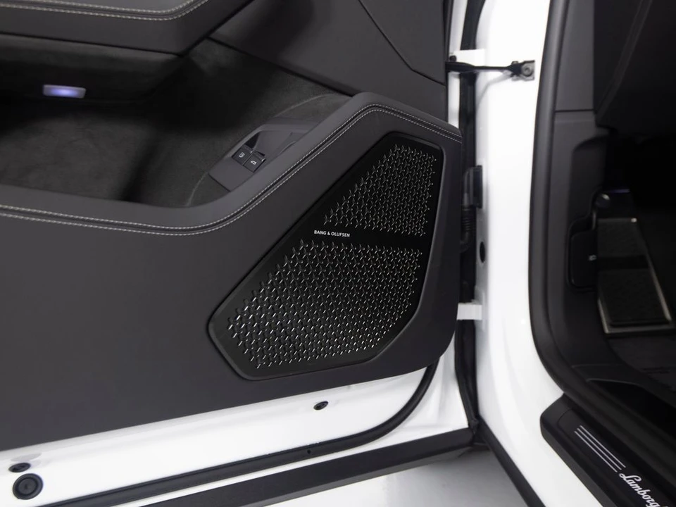 2026 Lamborghini Urus SE - Image 15 of 31