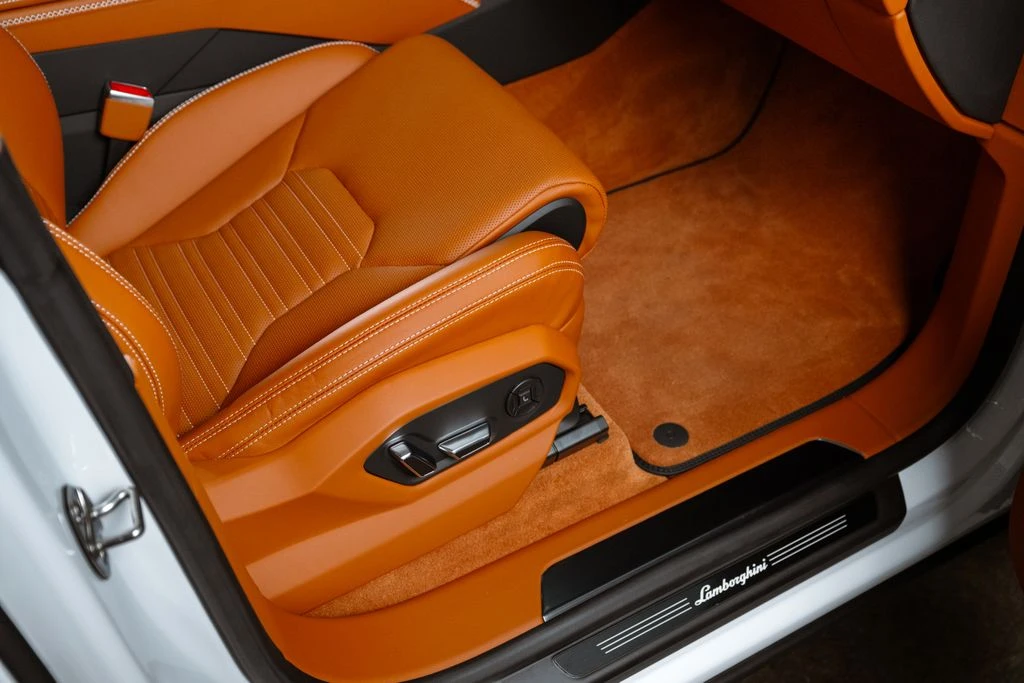 2026 Lamborghini Urus SE - Image 28 of 31