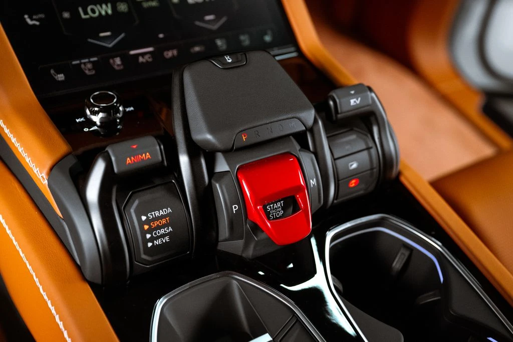 2026 Lamborghini Urus SE - Image 19 of 31