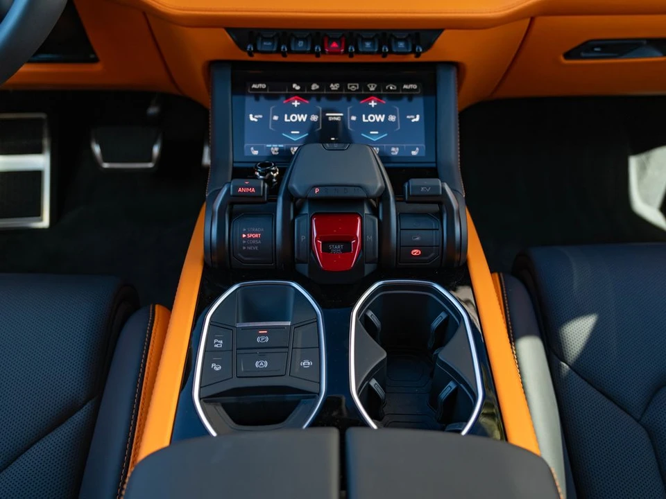 2026 Lamborghini Urus - Image 31 of 31