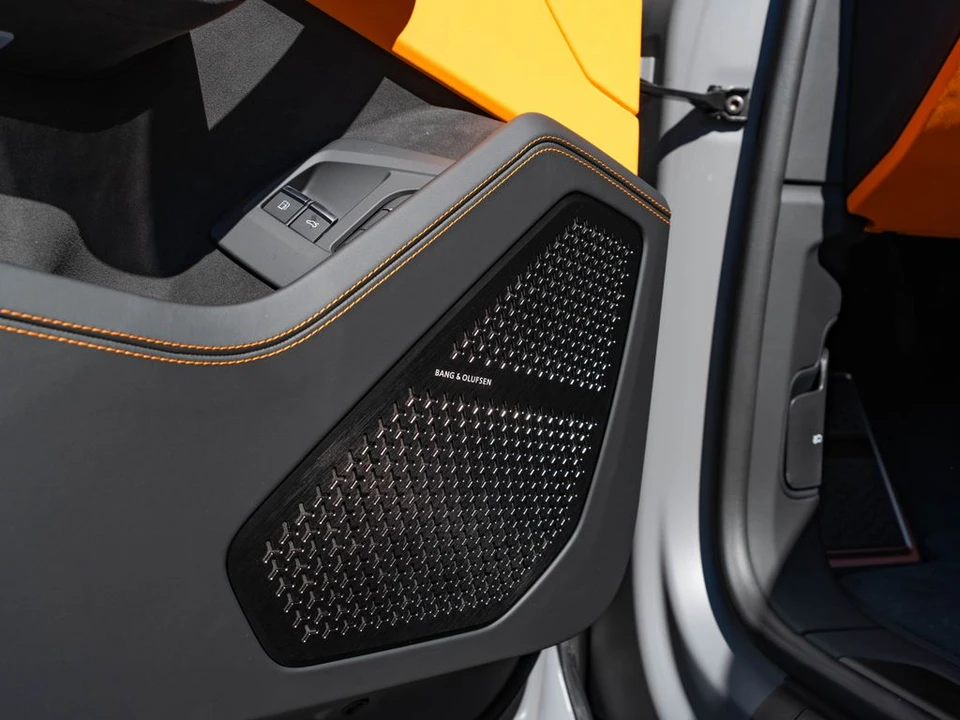 2026 Lamborghini Urus - Image 21 of 31