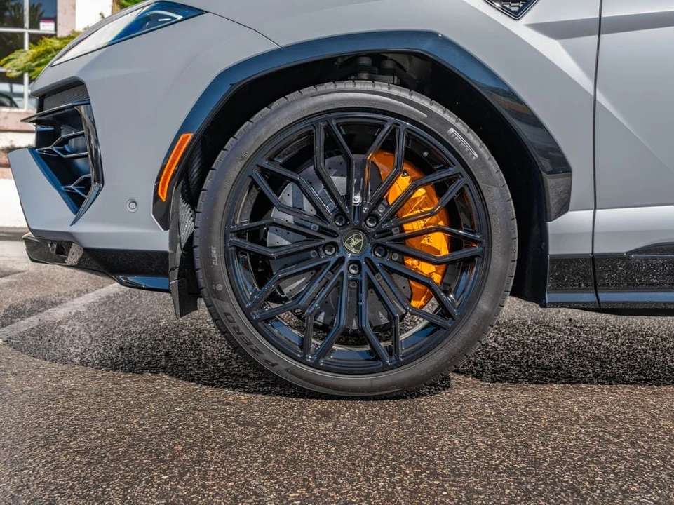 2026 Lamborghini Urus - Image 9 of 31