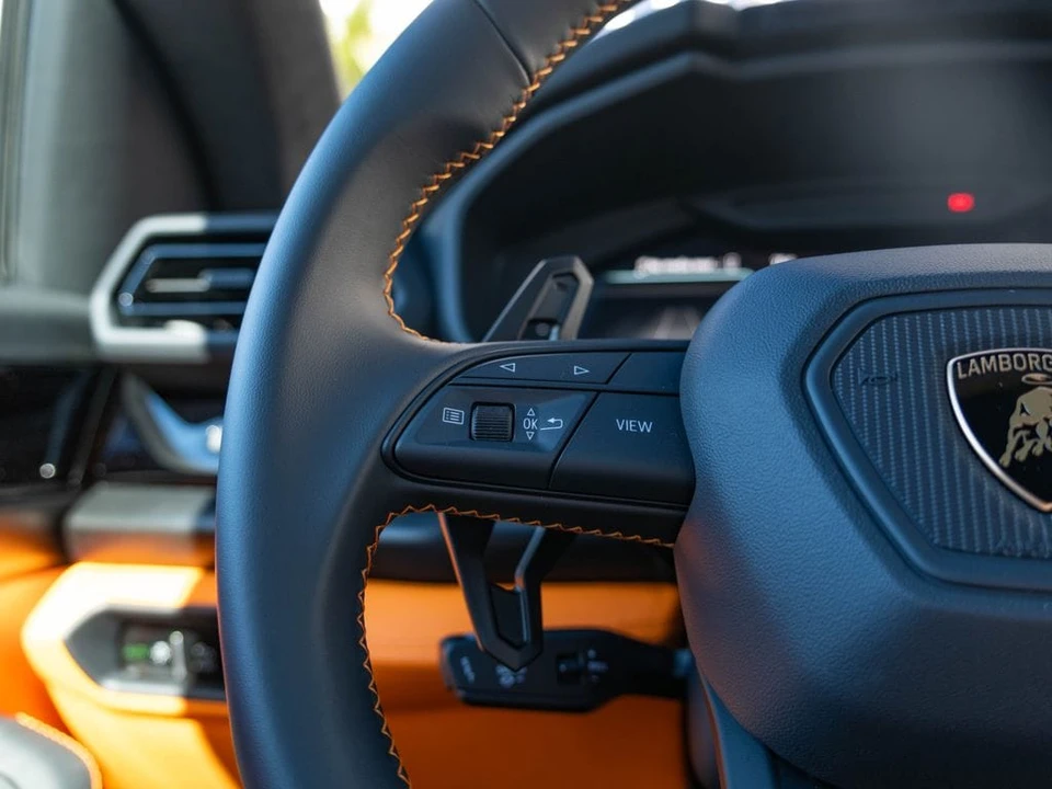 2026 Lamborghini Urus - Image 11 of 31