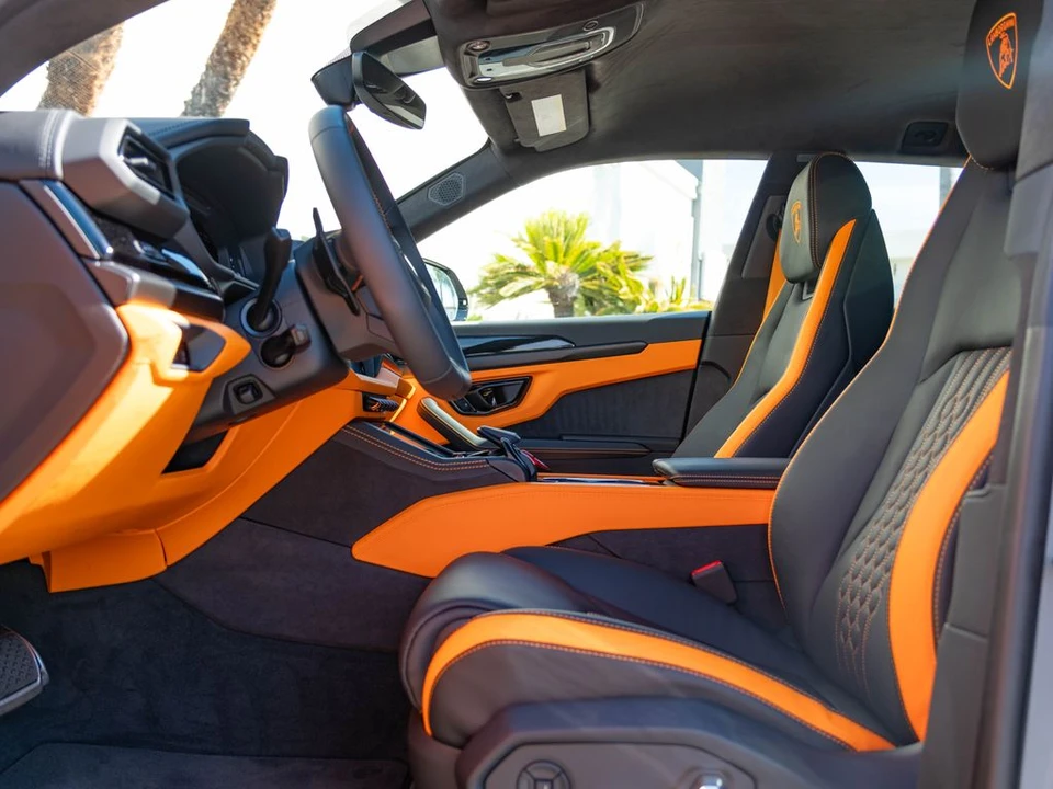 2026 Lamborghini Urus - Image 17 of 31