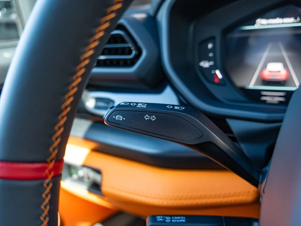 2026 Lamborghini Urus - Image 13 of 31