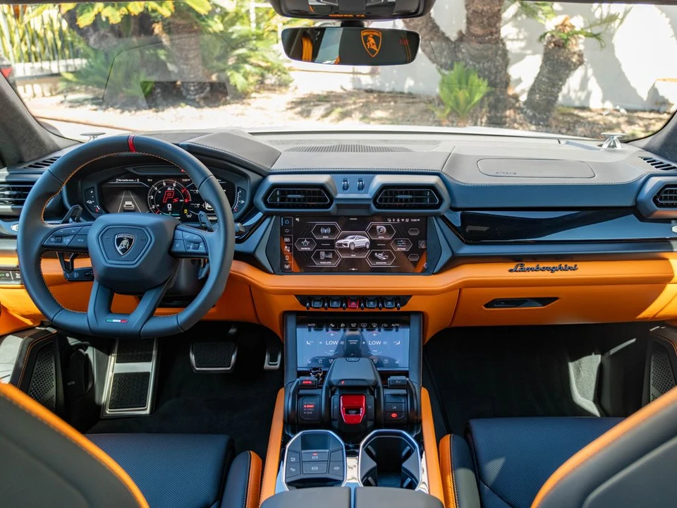 2026 Lamborghini Urus - Image 7 of 31