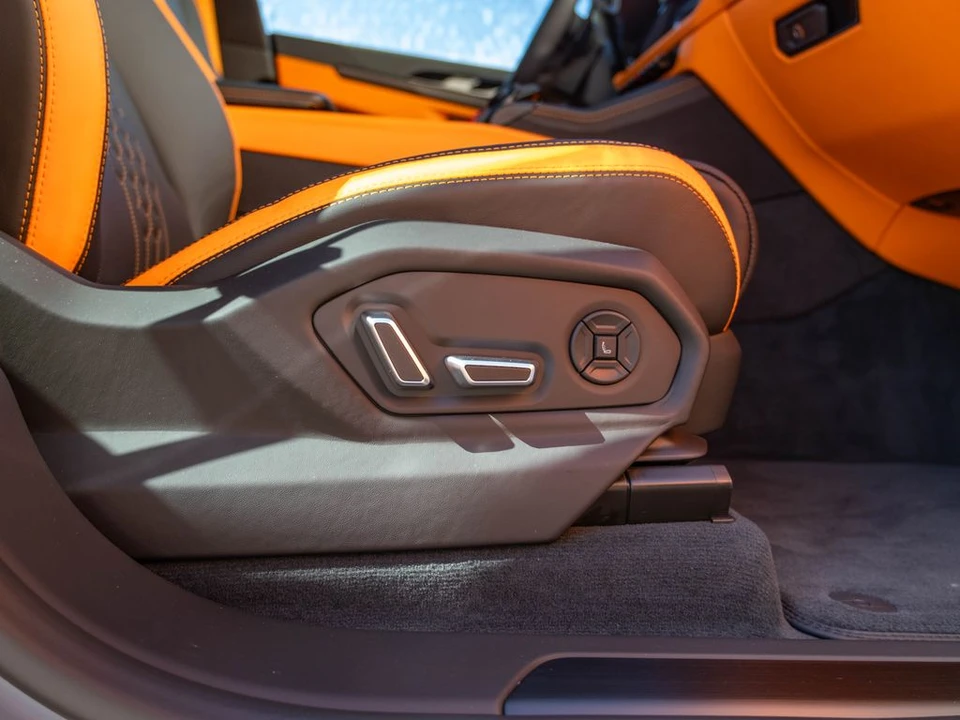 2026 Lamborghini Urus - Image 29 of 31
