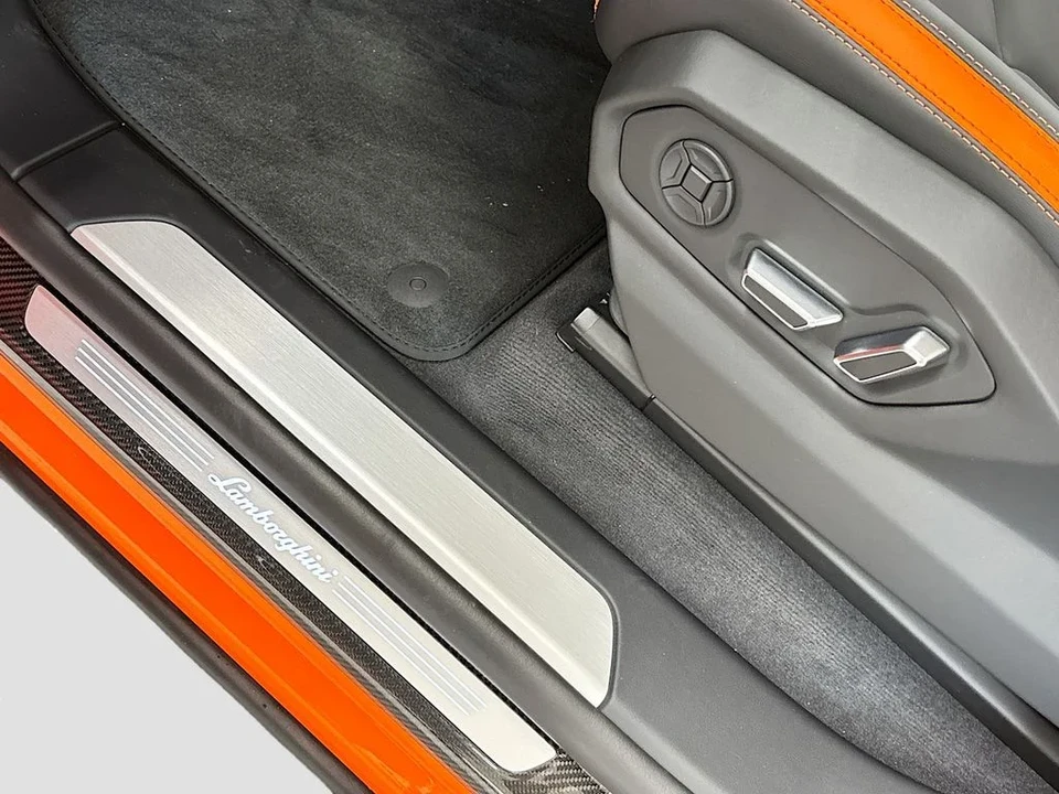 2026 Lamborghini Urus SE - Image 28 of 31