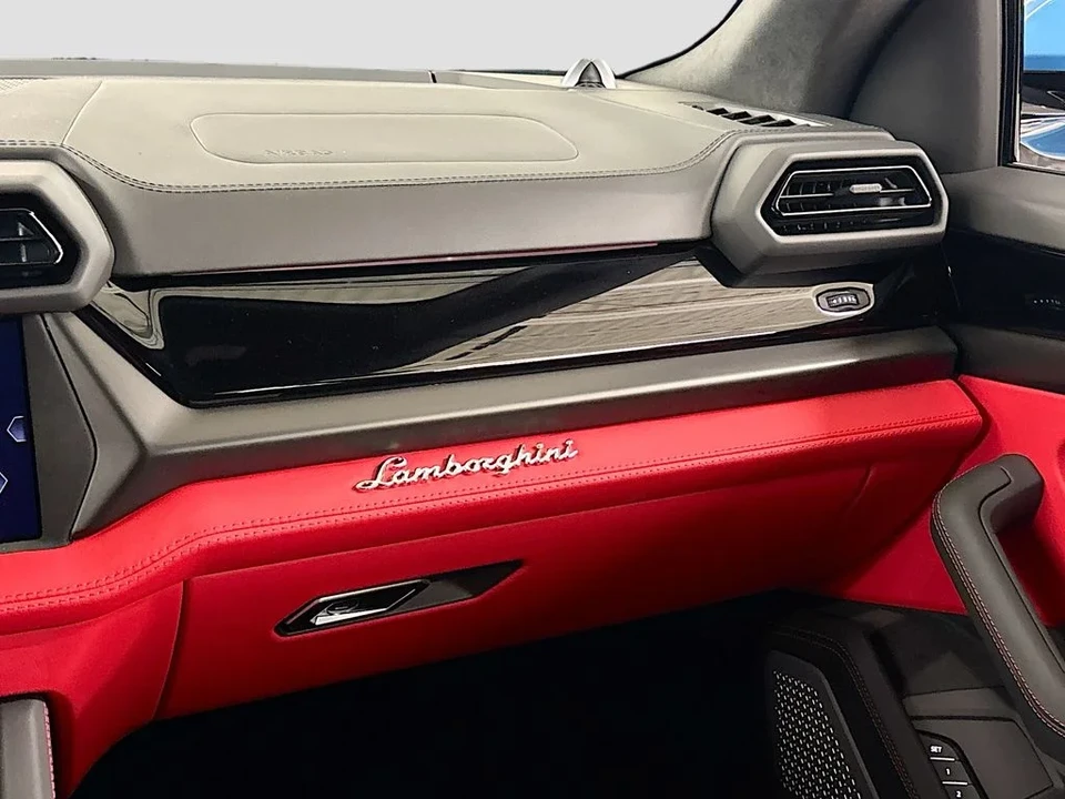 2026 Lamborghini Urus - Image 19 of 31