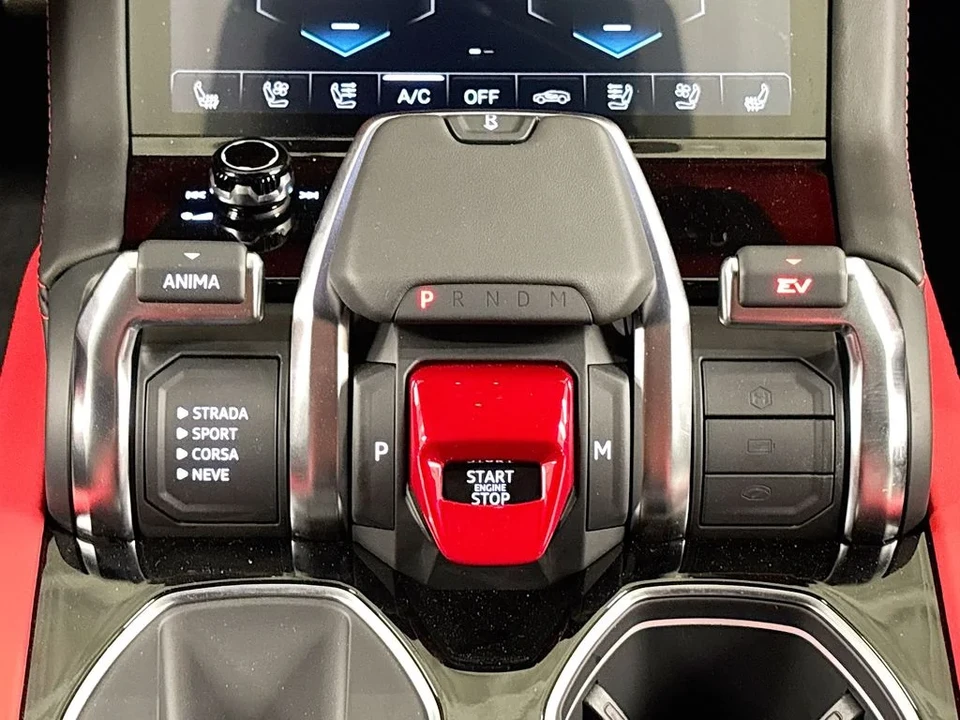 2026 Lamborghini Urus - Image 13 of 31