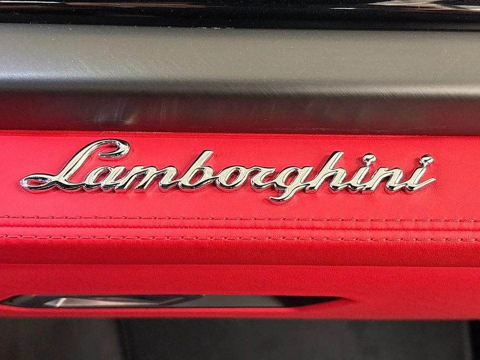 2026 Lamborghini Urus - Image 18 of 31