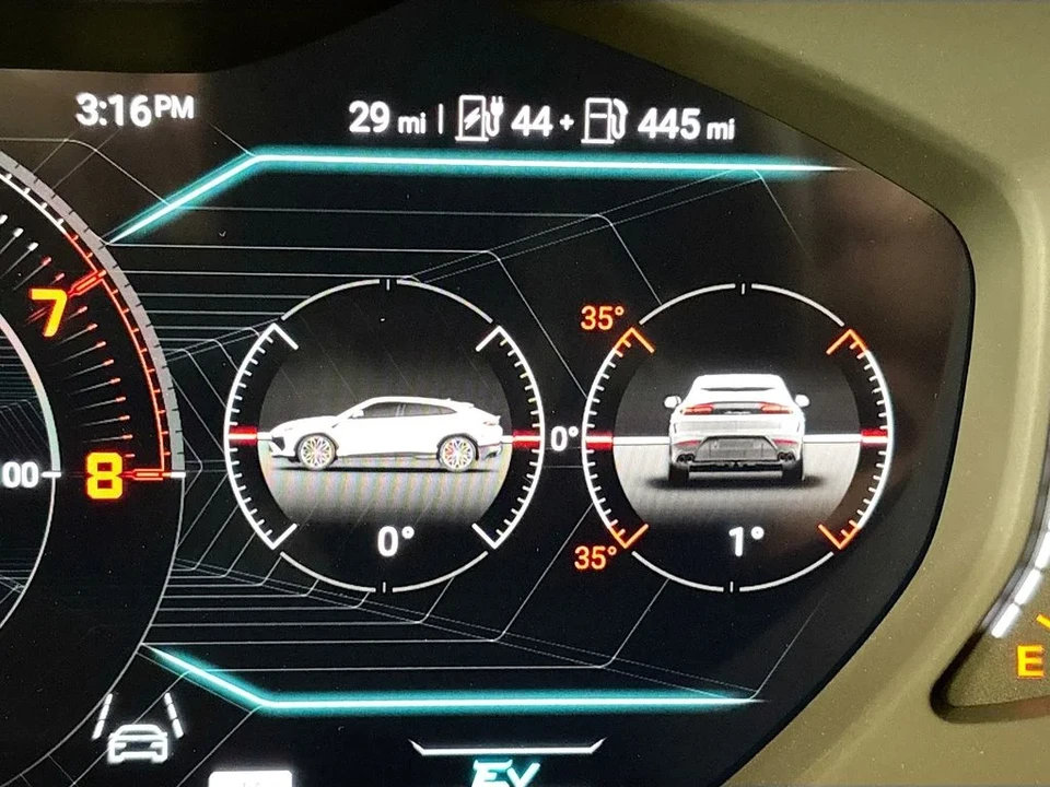 2026 Lamborghini Urus - Image 11 of 31