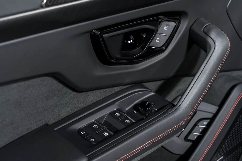 2026 Lamborghini Urus SE - Image 10 of 31