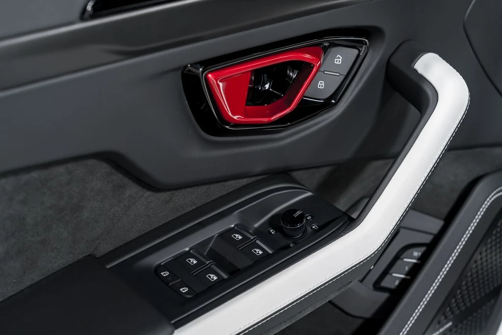 2026 Lamborghini Urus SE - Image 10 of 31