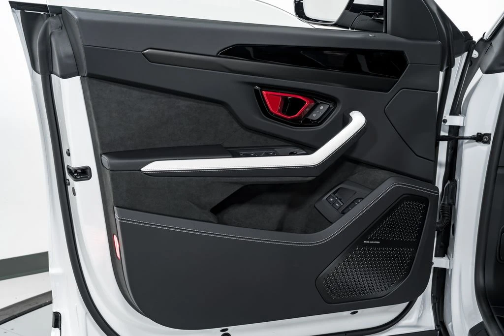 2026 Lamborghini Urus SE - Image 9 of 31