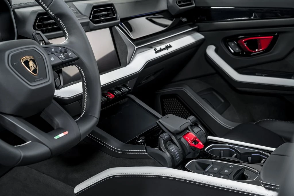 2026 Lamborghini Urus SE - Image 23 of 31