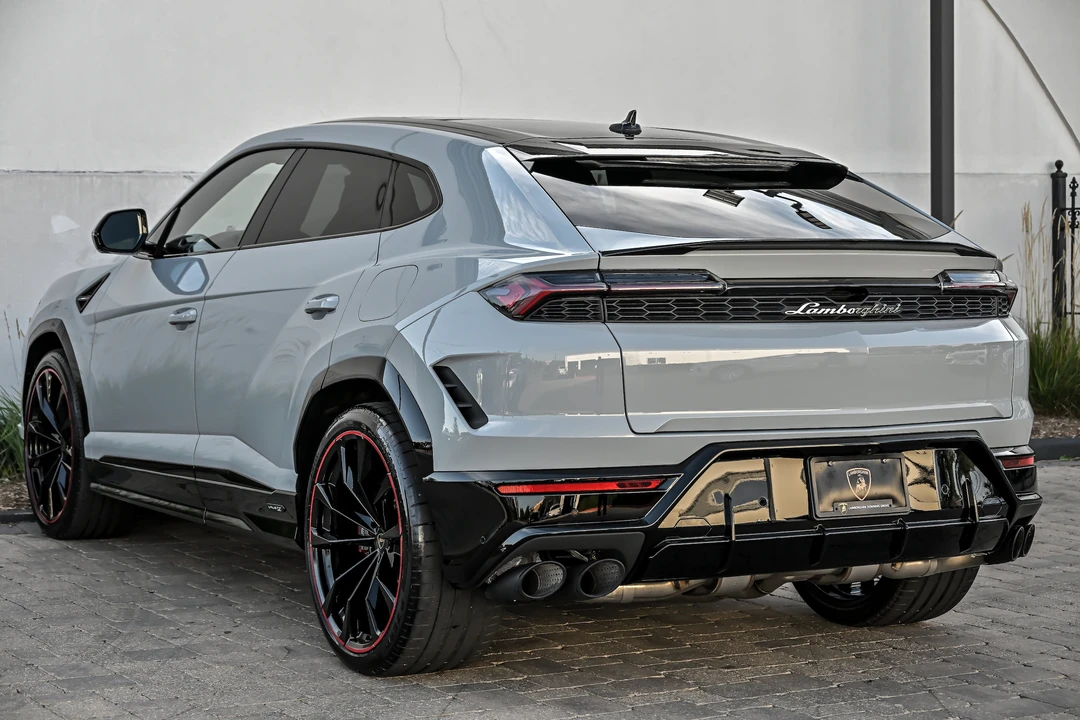 2026 Lamborghini Urus - Image 10 of 31