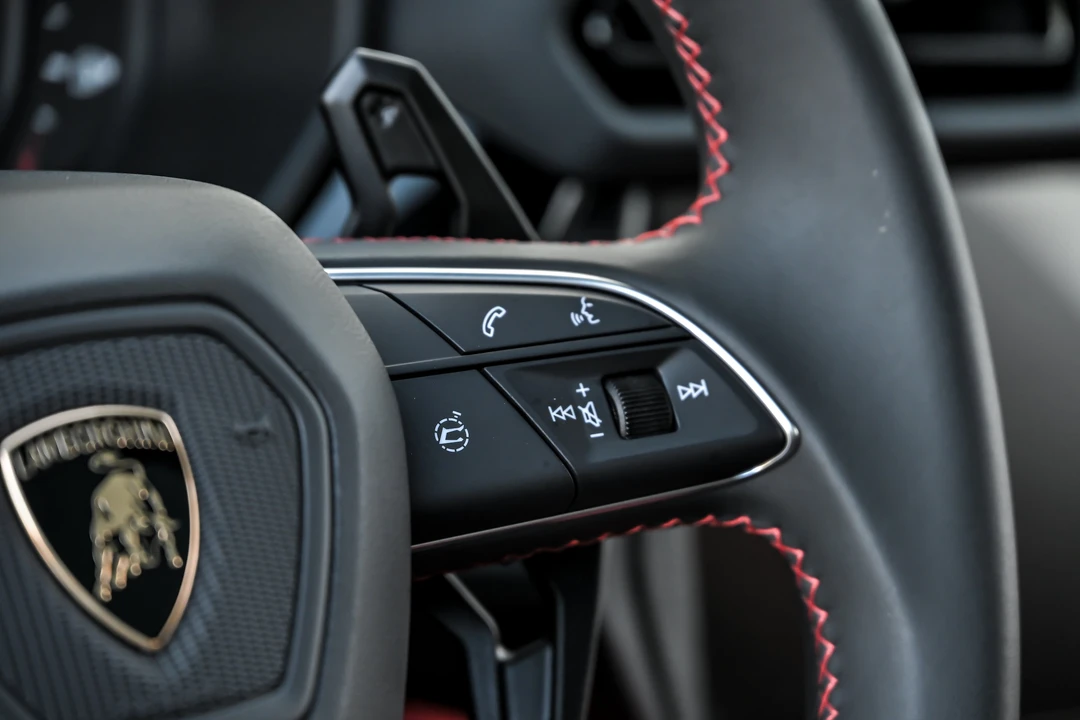 2026 Lamborghini Urus - Image 26 of 31