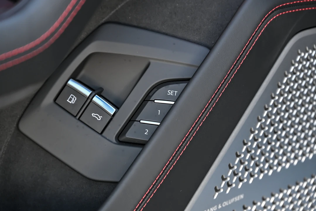 2026 Lamborghini Urus - Image 16 of 31