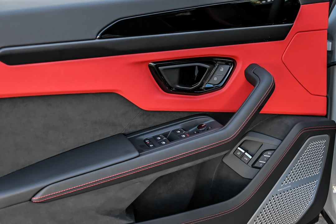 2026 Lamborghini Urus - Image 15 of 31