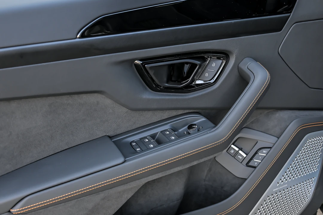 2026 Lamborghini Urus SE - Image 16 of 31