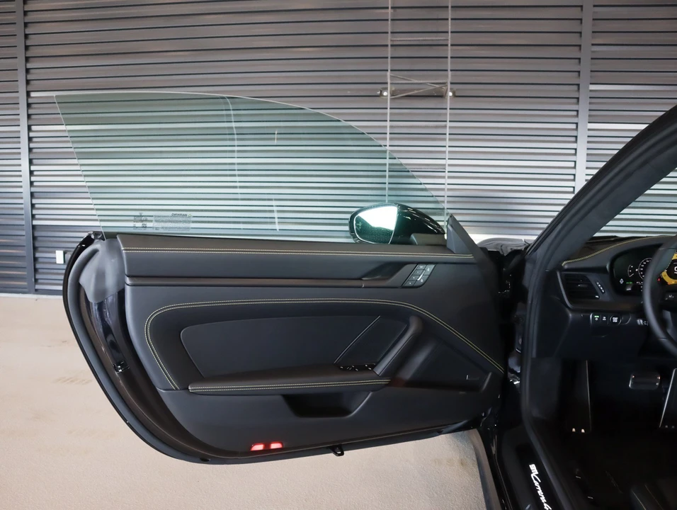 2026 Porsche 911 - Image 25 of 31
