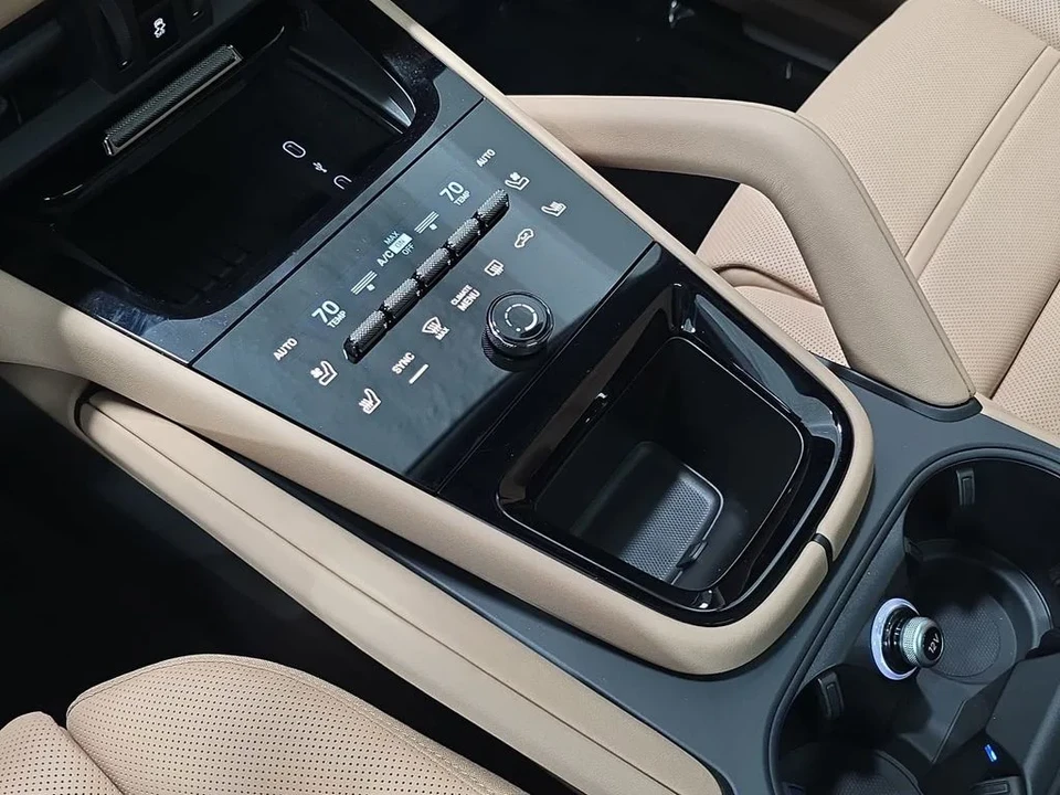 2026 Porsche 9Y0/9Y3 Cayenne Coupe - Image 20 of 31