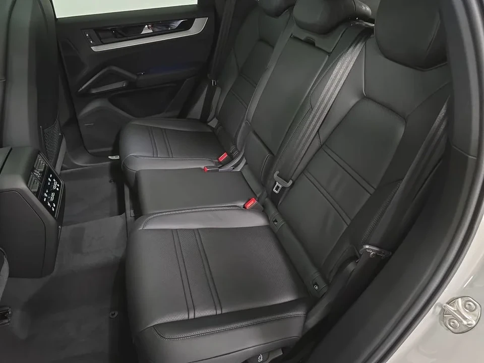 2026 Porsche 9Y0/9Y3 Cayenne Coupe - Image 27 of 31
