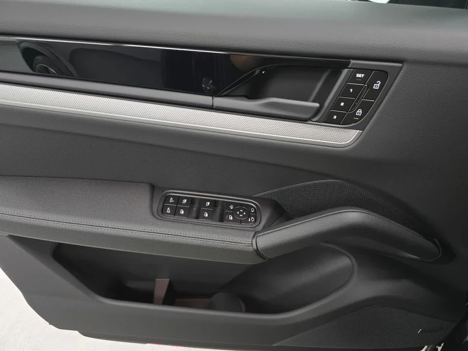 2026 Porsche 9Y0/9Y3 Cayenne Coupe - Image 23 of 31