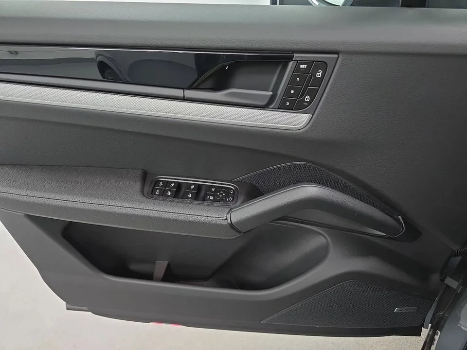 2026 Porsche 9Y0/9Y3 Cayenne Coupe - Image 23 of 31