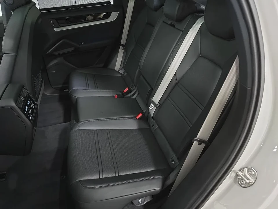 2026 Porsche 9Y0/9Y3 Cayenne - Image 27 of 31