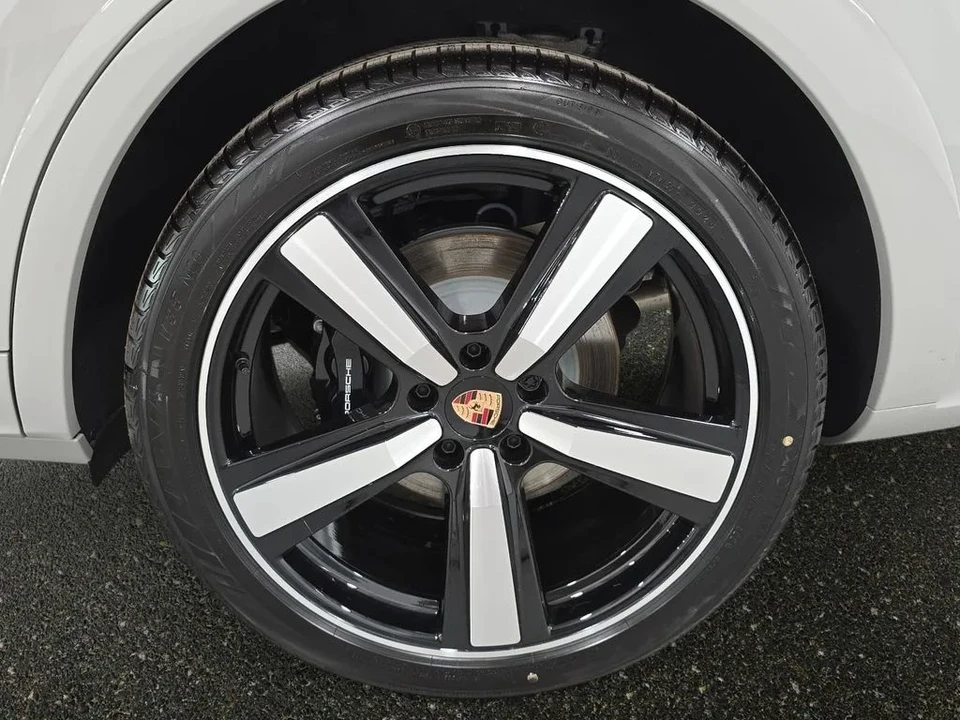 2026 Porsche 9Y0/9Y3 Cayenne - Image 29 of 31