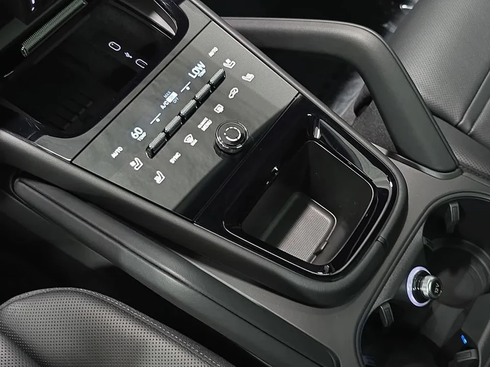 2026 Porsche 9Y0/9Y3 Cayenne - Image 20 of 31