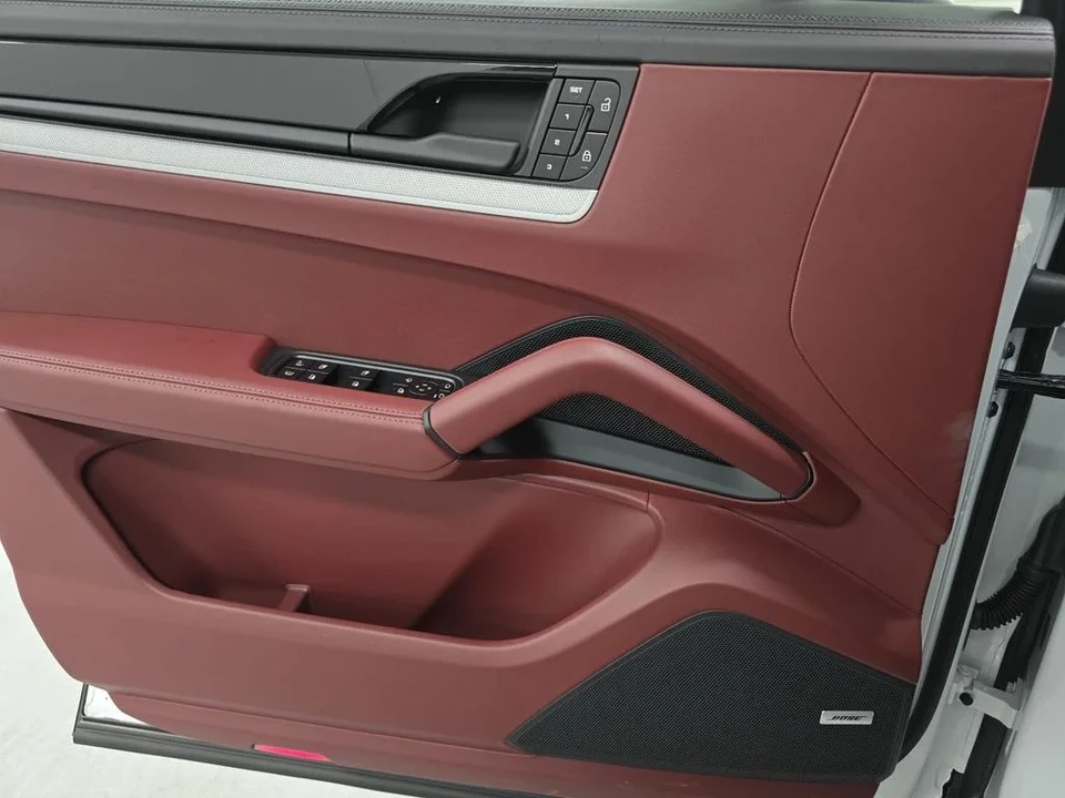 2026 Porsche 9Y0/9Y3 Cayenne - Image 23 of 31