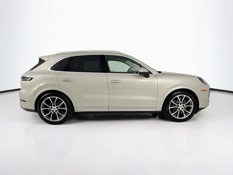 2026 Porsche 9Y0/9Y3 Cayenne - Image 8 of 31