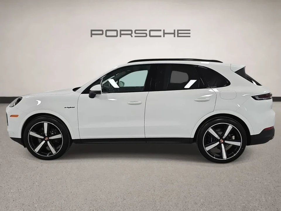 2026 Porsche 9Y0/9Y3 Cayenne - Image 2 of 31
