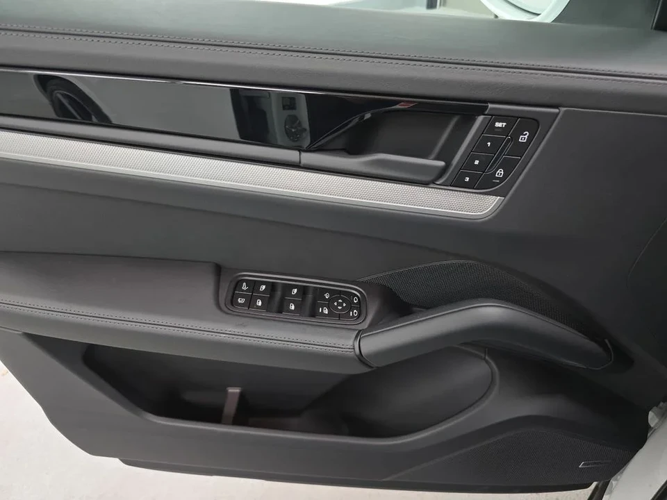 2026 Porsche 9Y0/9Y3 Cayenne - Image 23 of 31