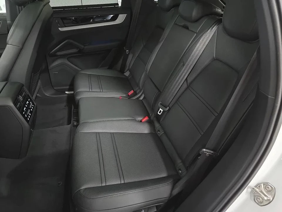 2026 Porsche 9Y0/9Y3 Cayenne - Image 27 of 31