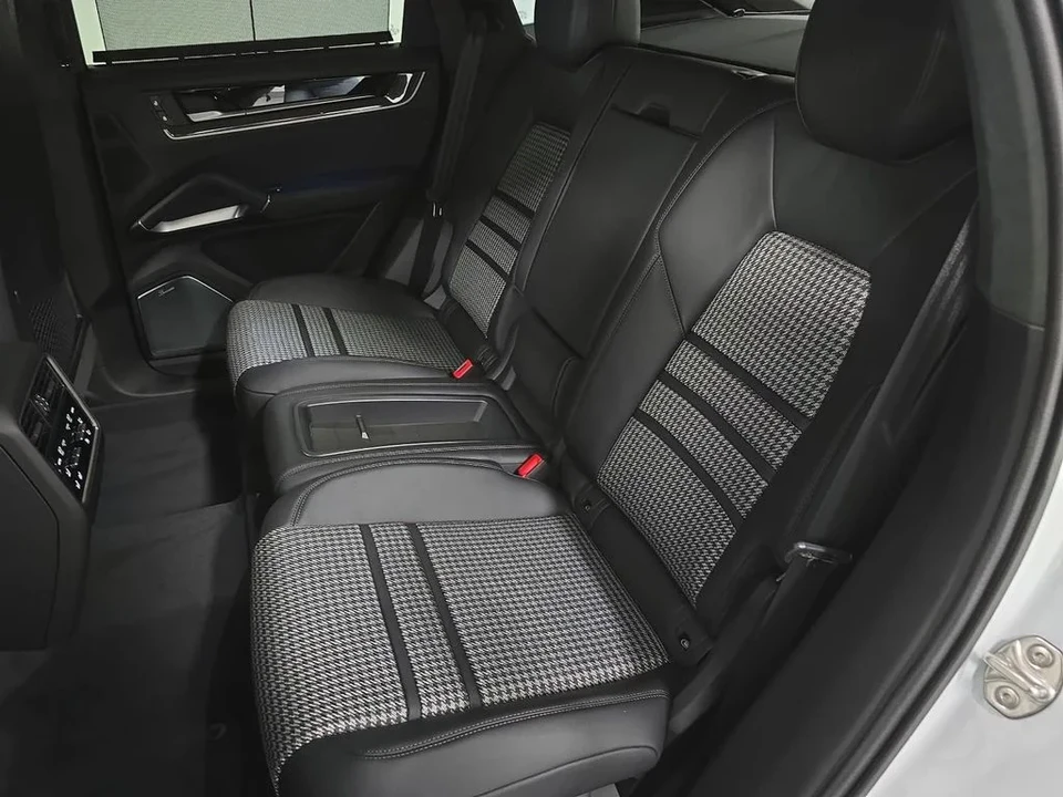 2026 Porsche 9Y0/9Y3 Cayenne GTS - Image 26 of 31