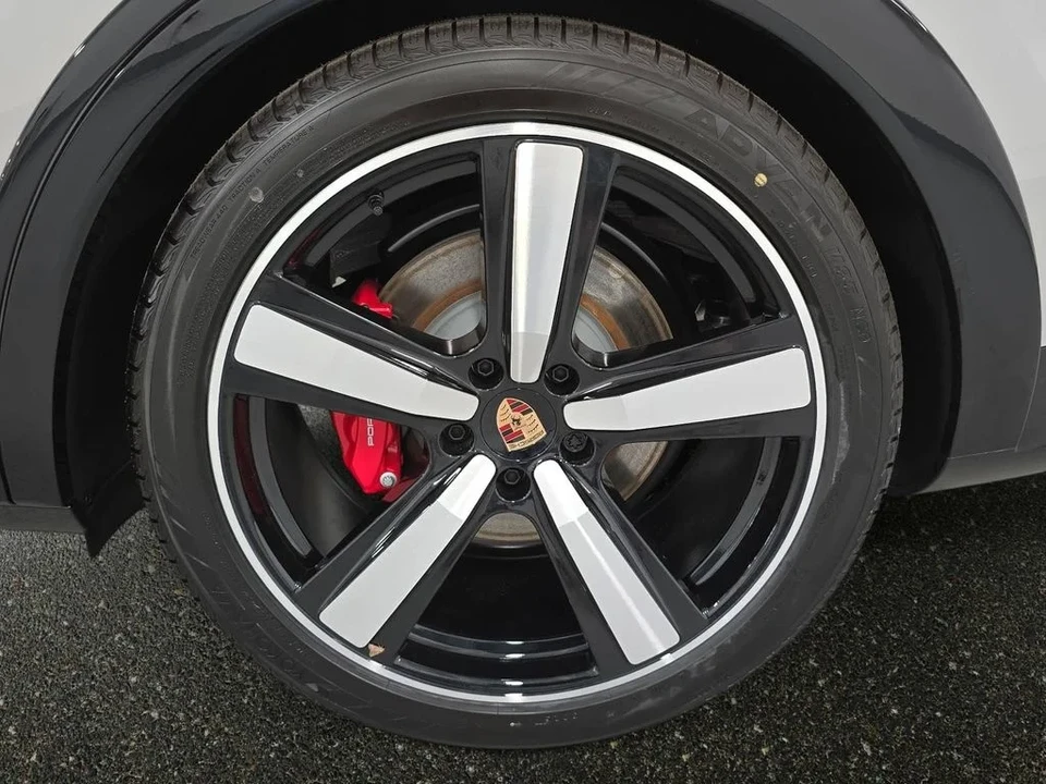2026 Porsche 9Y0/9Y3 Cayenne GTS - Image 29 of 31