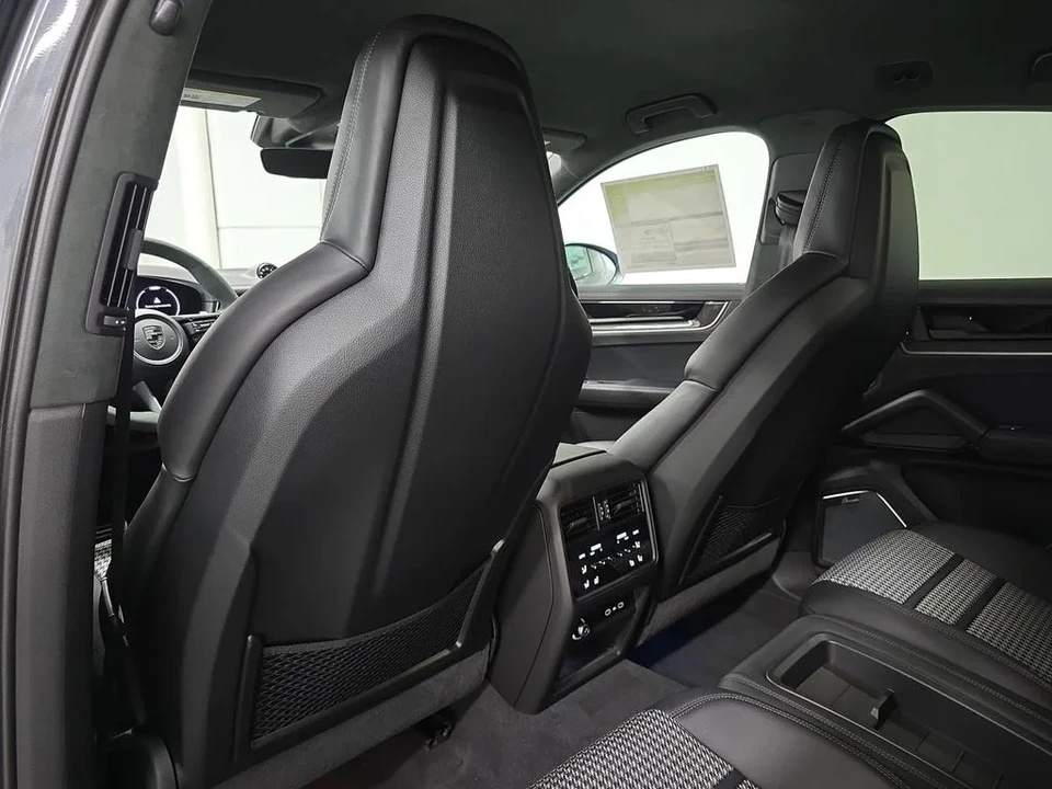 2026 Porsche 9Y0/9Y3 Cayenne Turbo - Image 27 of 31