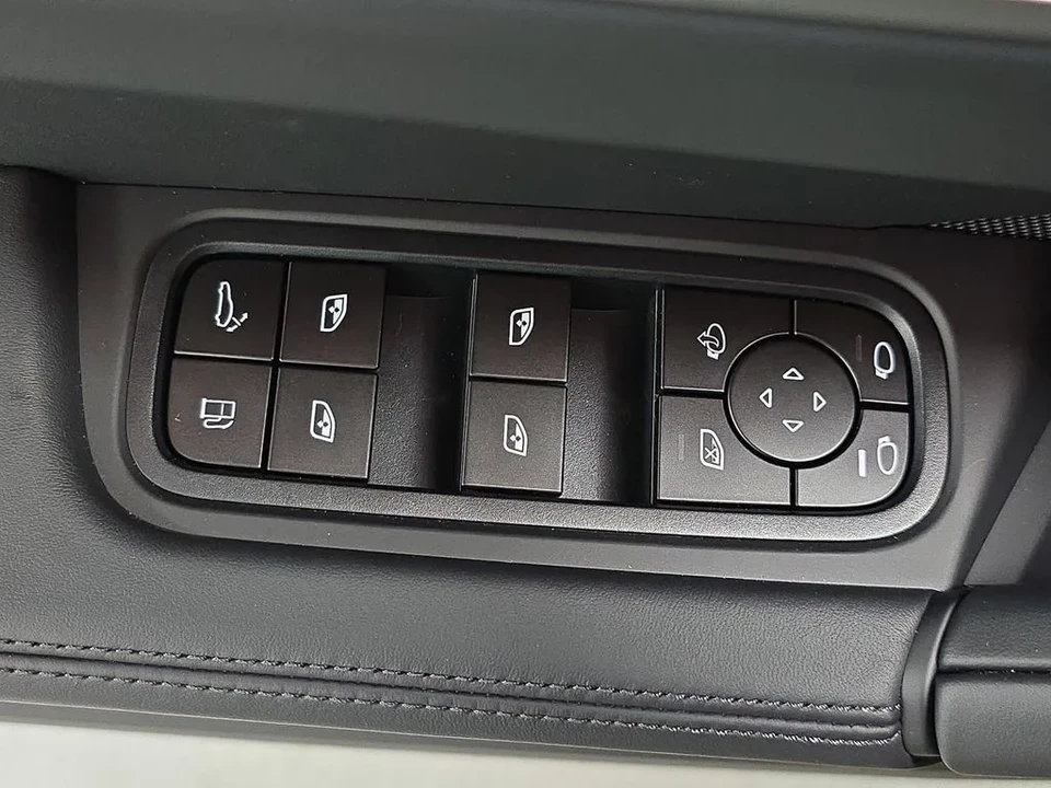 2026 Porsche 9Y0/9Y3 Cayenne Turbo - Image 24 of 31