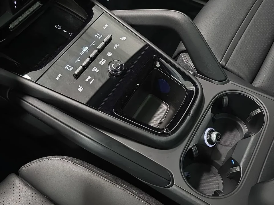 2026 Porsche 9Y0/9Y3 Cayenne - Image 20 of 31
