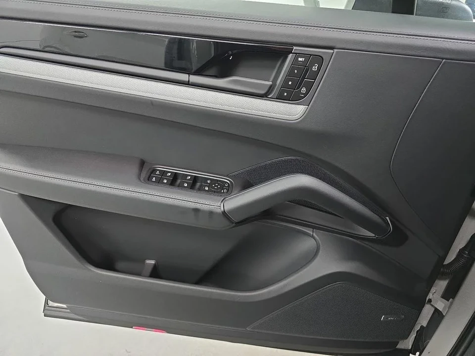 2026 Porsche 9Y0/9Y3 Cayenne - Image 22 of 31
