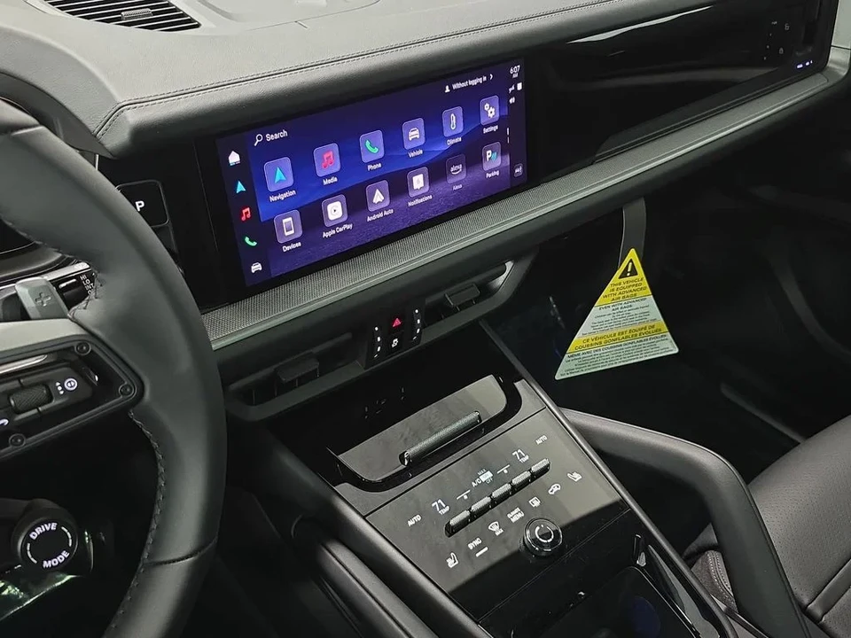 2026 Porsche 9Y0/9Y3 Cayenne - Image 15 of 31