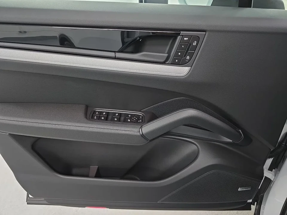 2026 Porsche 9Y0/9Y3 Cayenne - Image 23 of 31