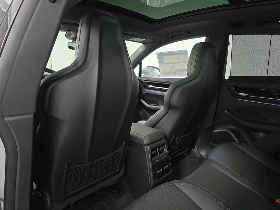 2026 Porsche Macan Electric - Image 28 of 31