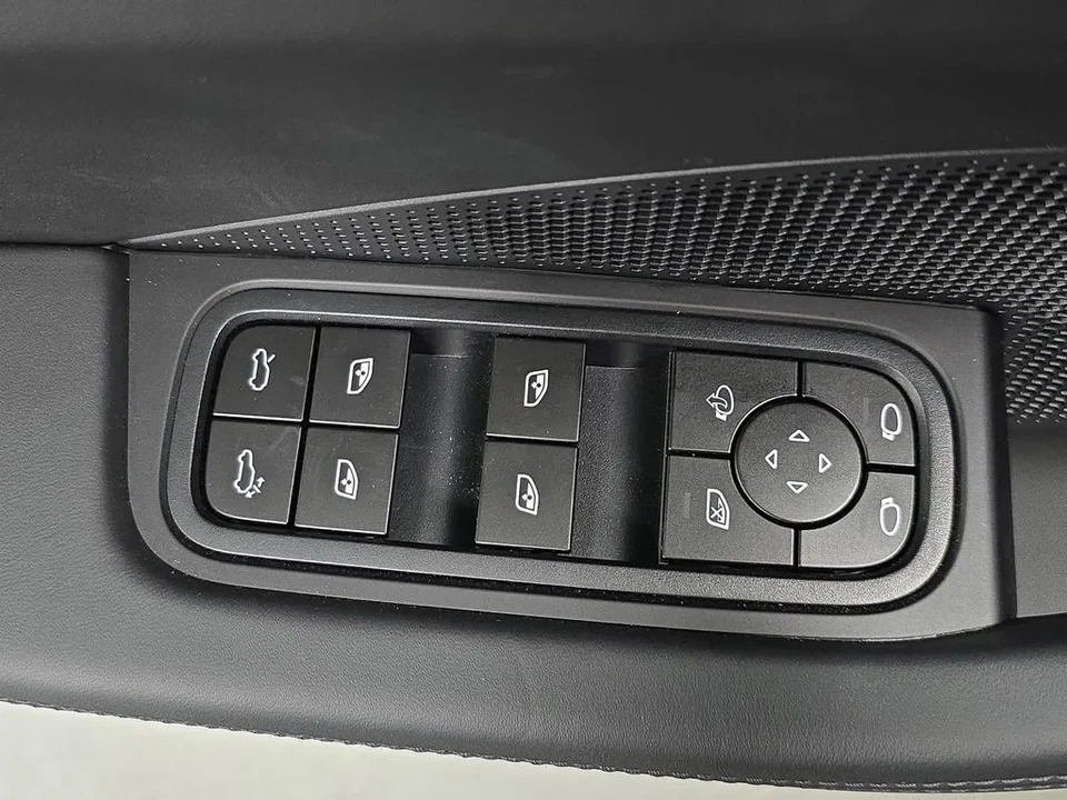 2026 Porsche Macan Electric - Image 24 of 31
