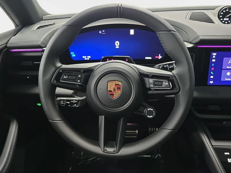 2026 Porsche Macan Electric - Image 13 of 31
